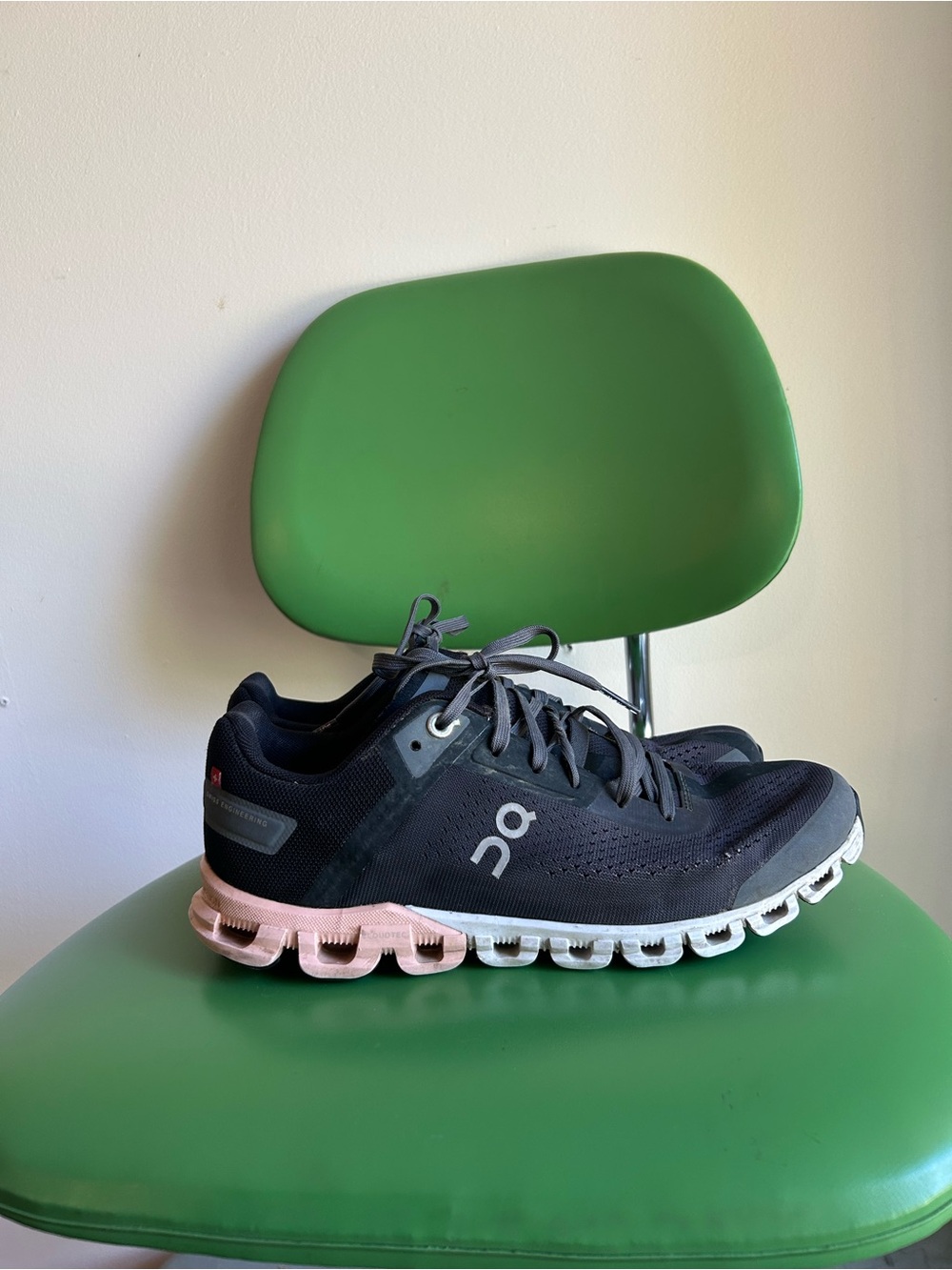 Pink & Grey Women’s Size 7 OnCloud running shoes good condition